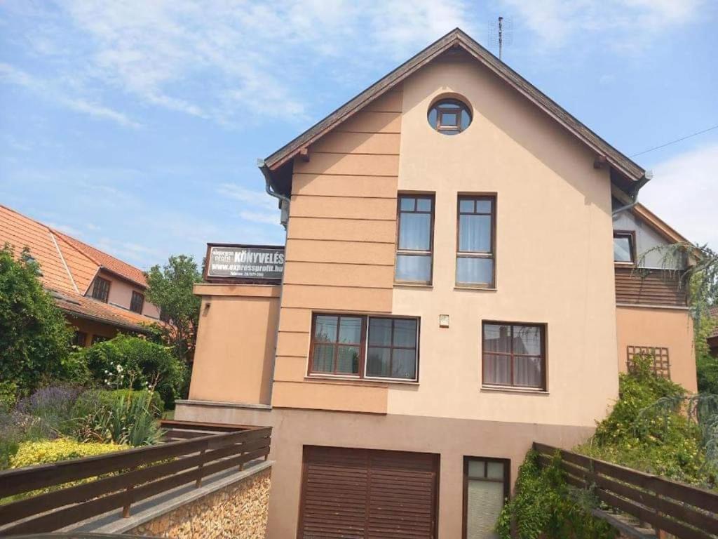 Lujza Apartman Goedoello 아파트 외부 사진